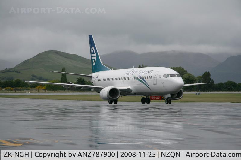 ZK-NGH, 1999 Boeing 737-319 C/N 25607, Taxiing in from the runway