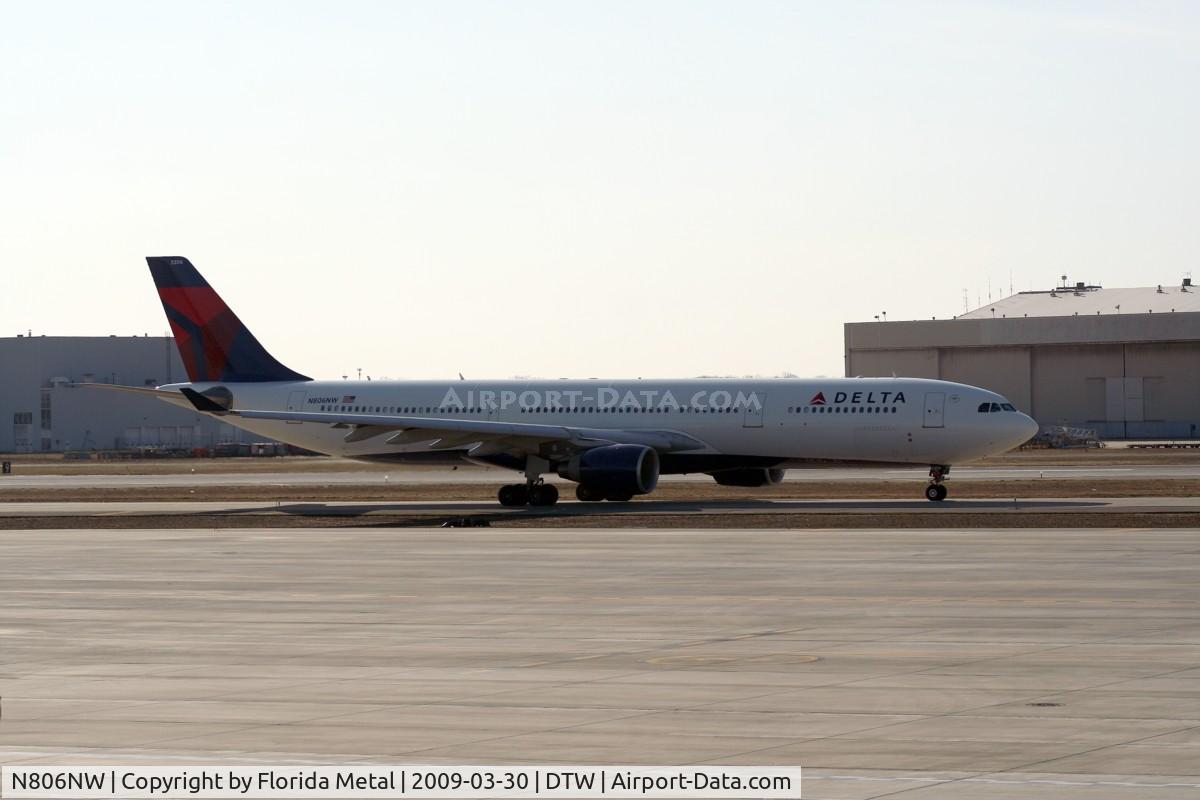 N806NW, 2004 Airbus A330-323 C/N 578, Northwest A330 wearing Delta colors