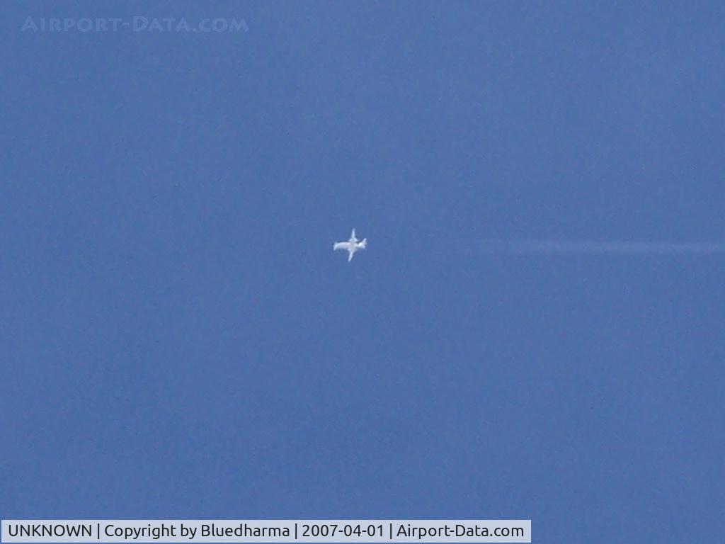 UNKNOWN, , Piaggio at high altitude with contrail.