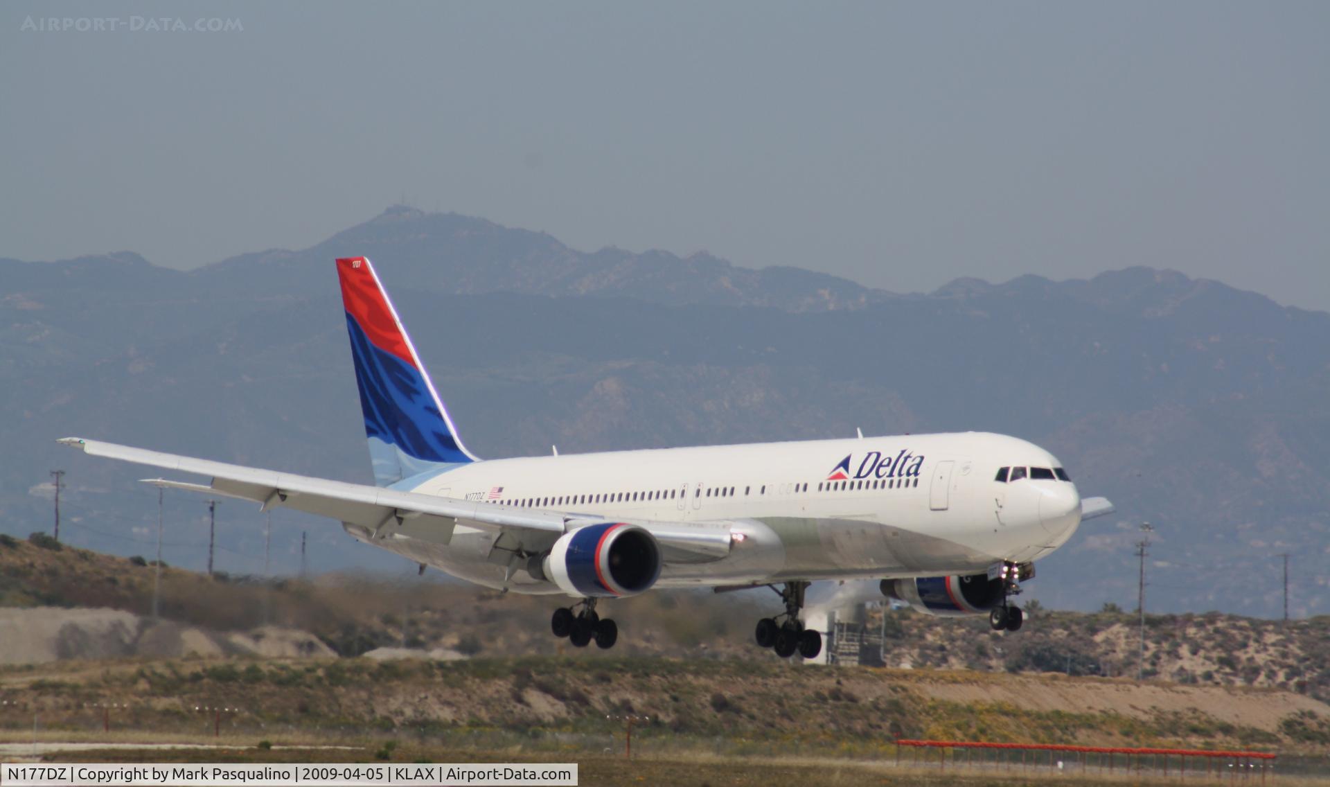 N177DZ, 1999 Boeing 767-332 C/N 29698, Boeing 767-300