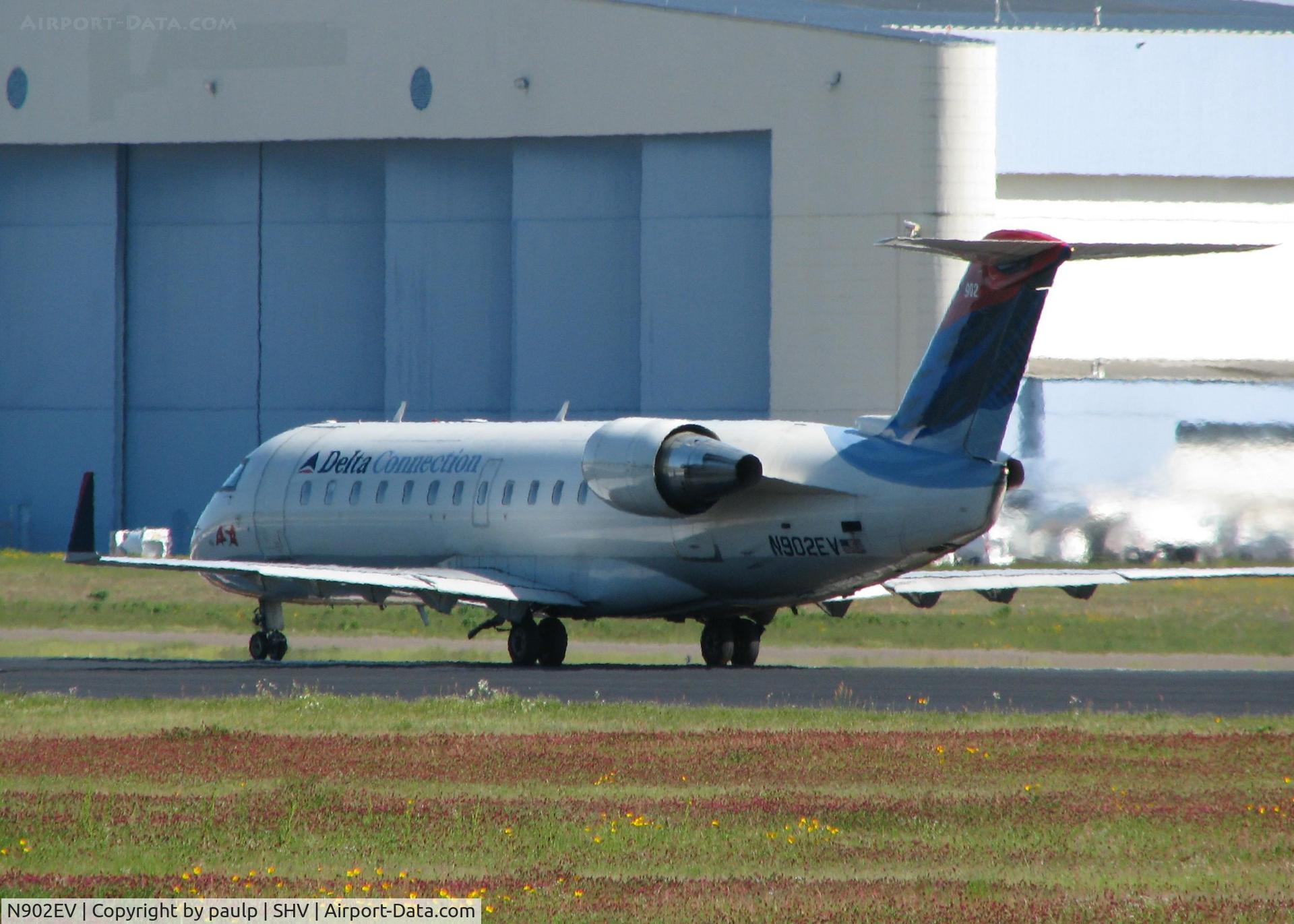 N902EV, 2002 Bombardier CRJ-200ER (CL-600-2B19) C/N 7620, Rolling for take off from Shreveport Regional.