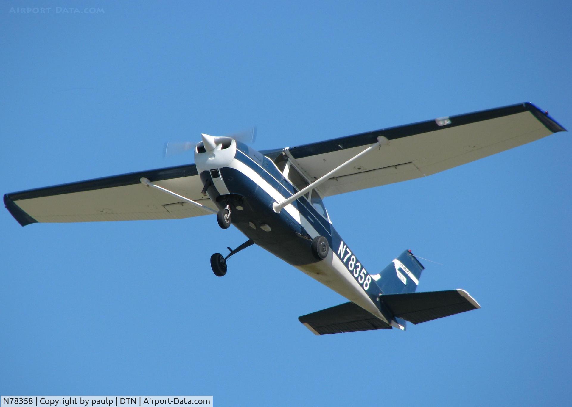 N78358, 1968 Cessna 172K Skyhawk C/N 17257585, Departing runway 32 at the Shreveport Downtown airport.