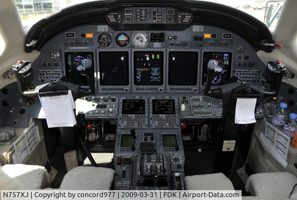 N757XJ, 2006 Cessna 750 Citation X C/N 750-0257, A tidy front office during a brief stop at KFDK.