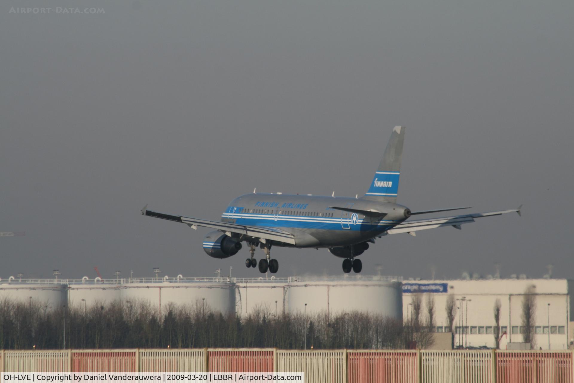 OH-LVE, 2002 Airbus A319-112 C/N 1791, several seconds before landing on rwy 25L