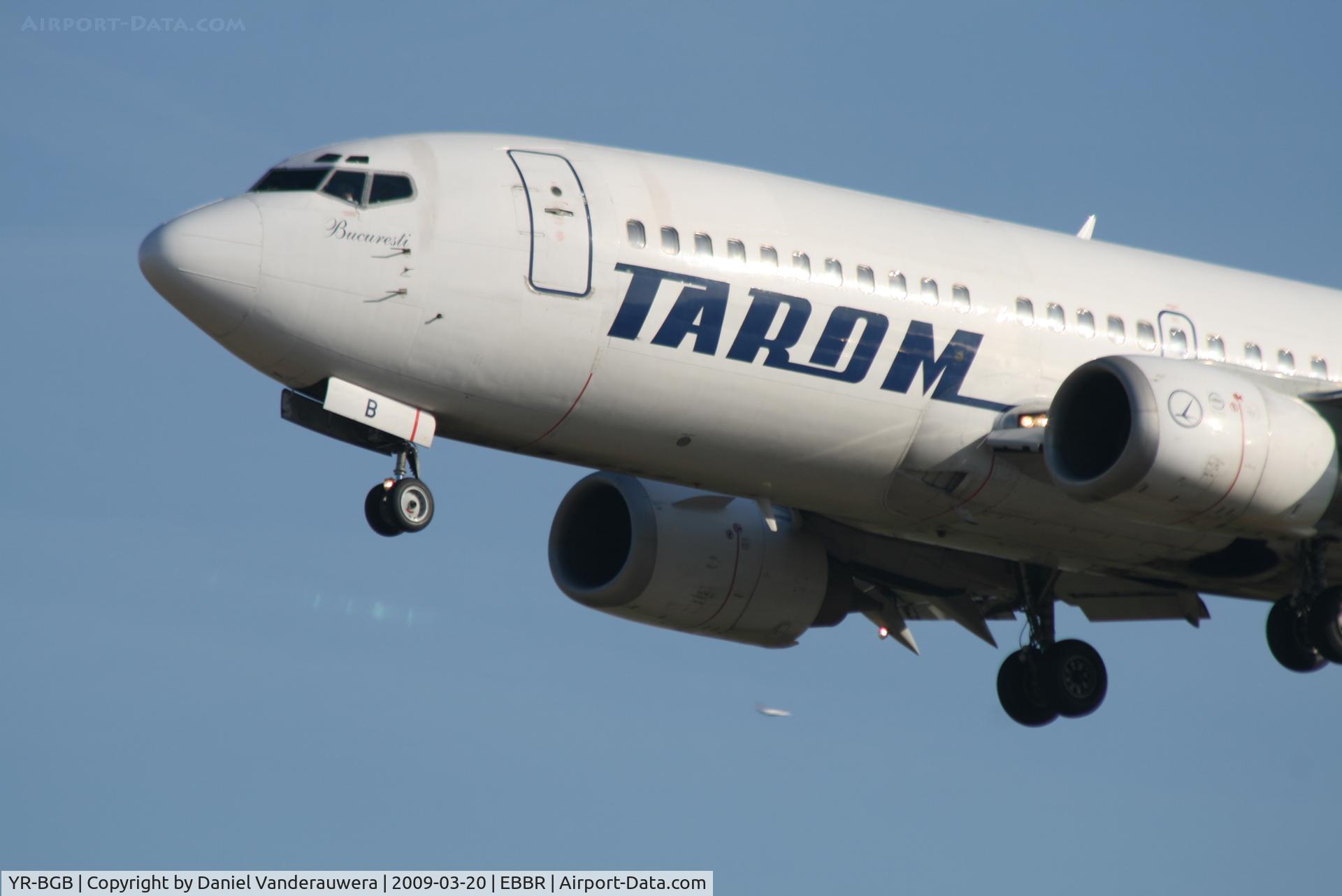 YR-BGB, 1993 Boeing 737-38J C/N 27180, arrival of flight RO371 to rwy 25L