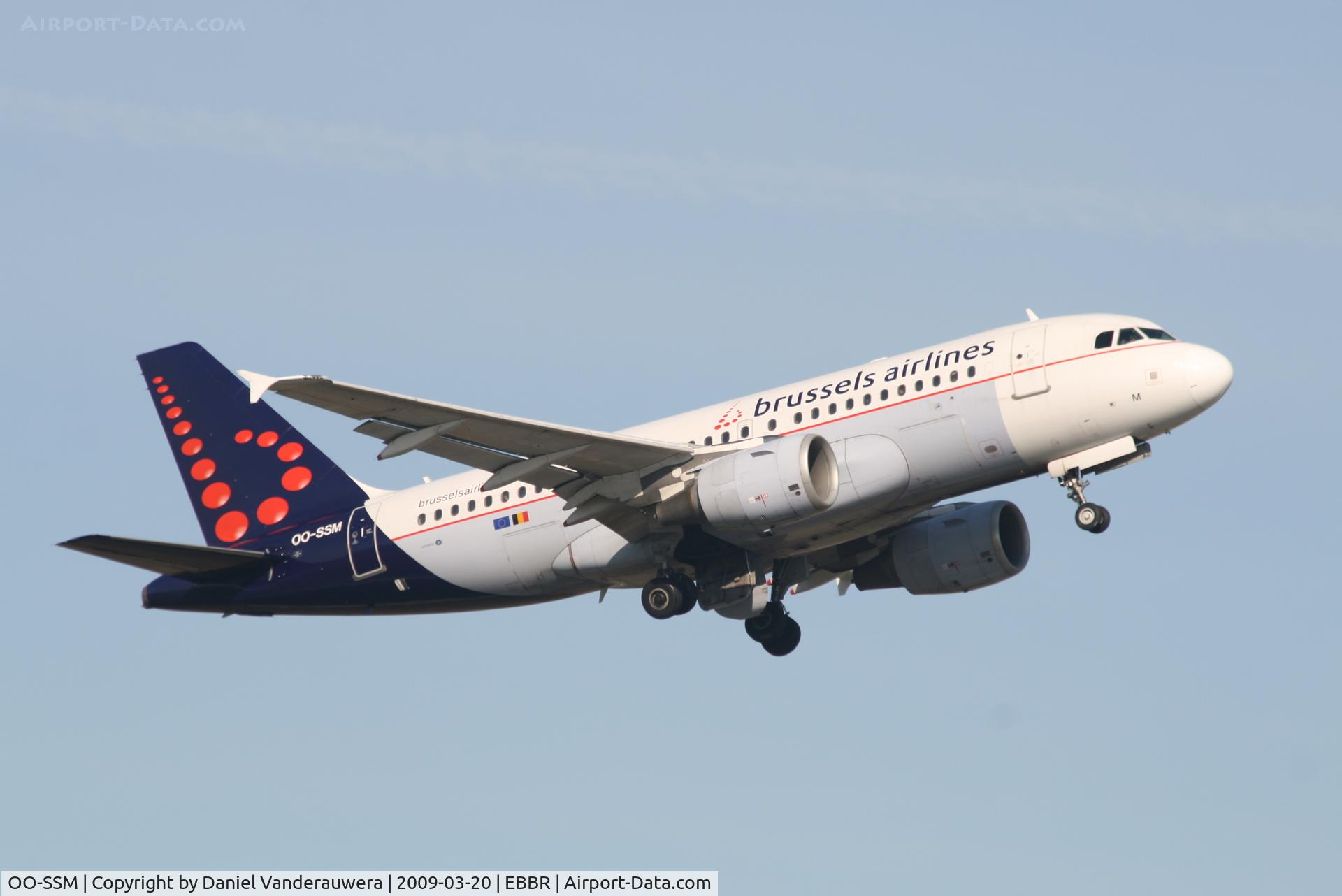 OO-SSM, 2000 Airbus A319-112 C/N 1388, taking off from rwy 07R