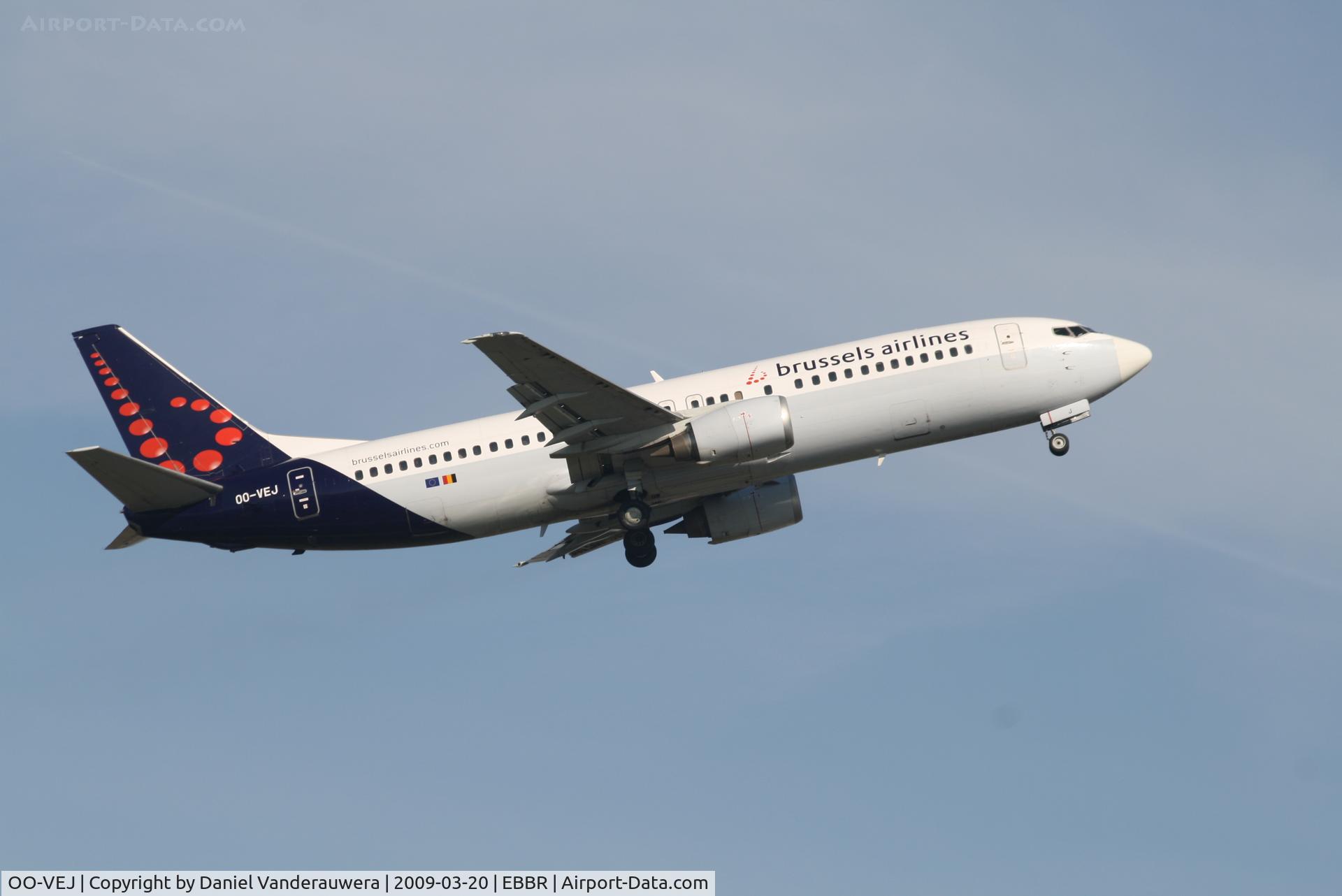 OO-VEJ, 1989 Boeing 737-405 C/N 24271, taking off from rwy 07R