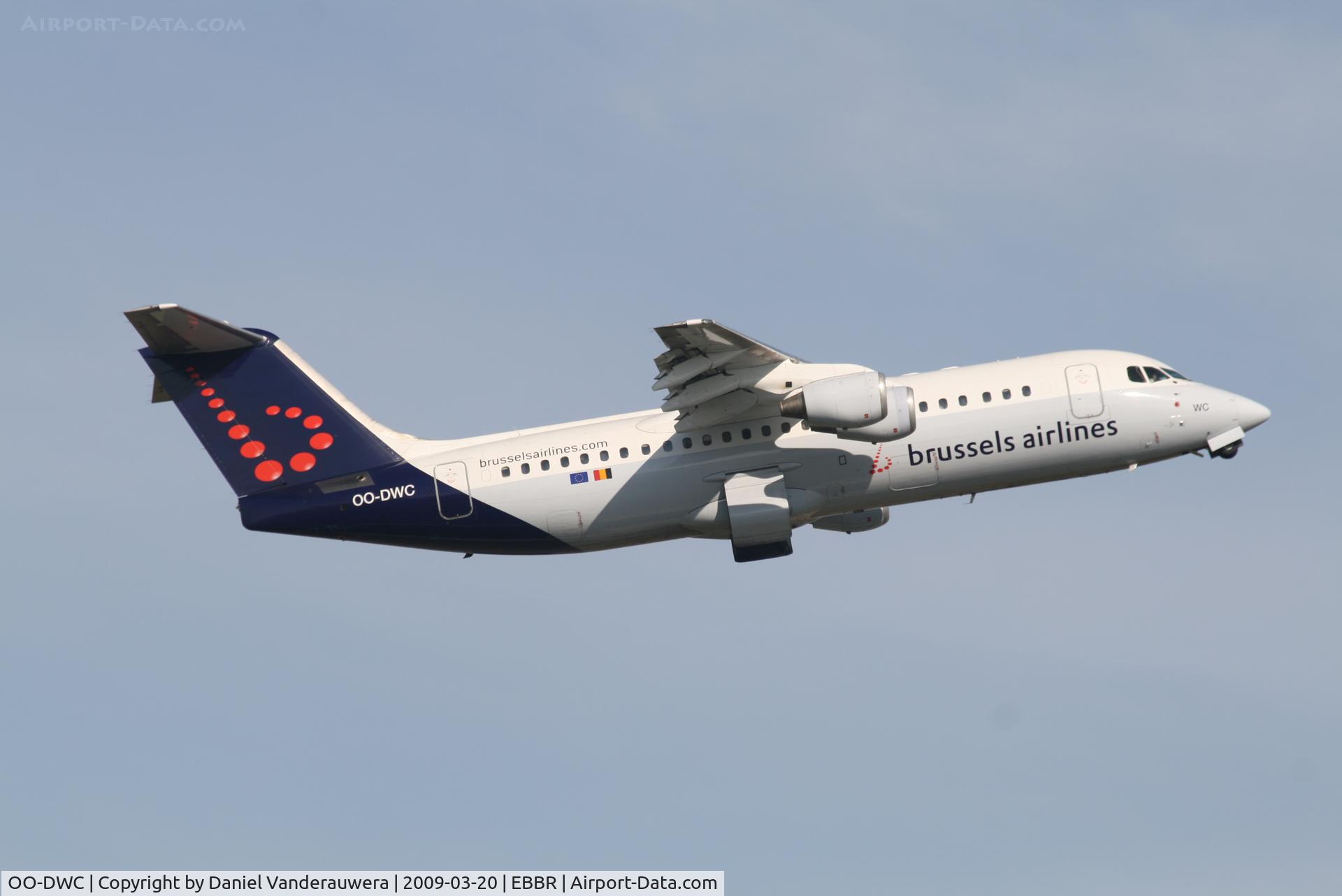 OO-DWC, 1998 British Aerospace Avro 146-RJ100 C/N E3322, taking off from rwy 07R