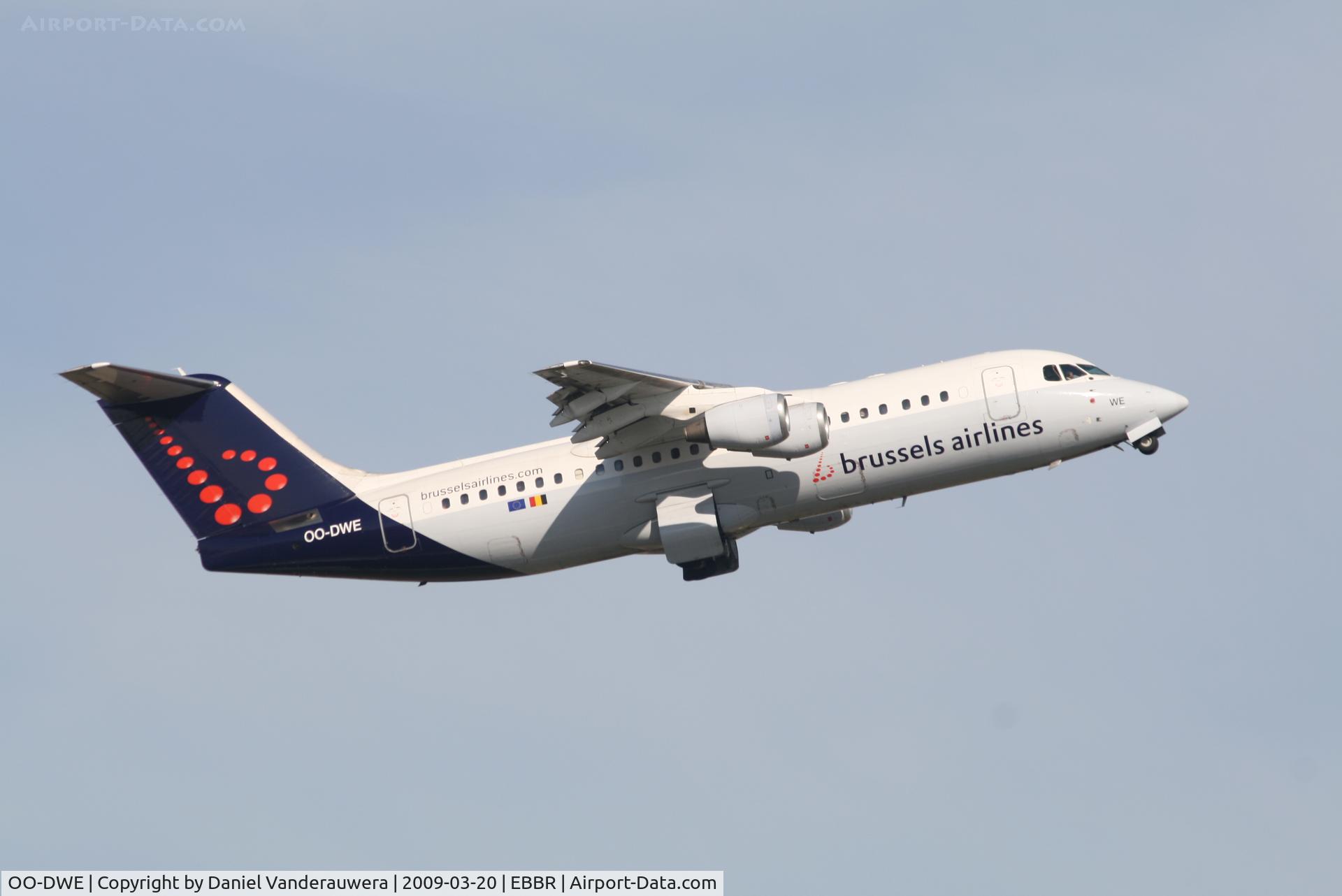 OO-DWE, 1998 British Aerospace Avro 146-RJ100 C/N E3327, taking off from rwy 07R