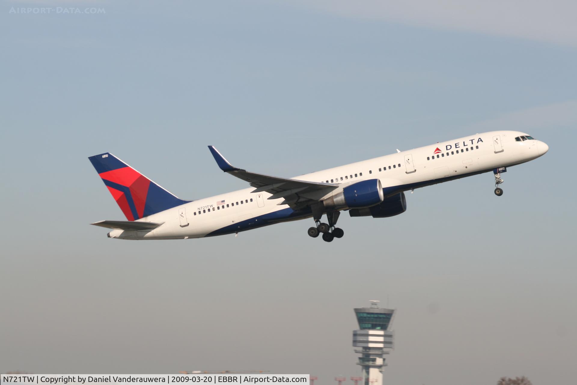 N721TW, 1999 Boeing 757-231 C/N 29954, taking off from rwy 07R