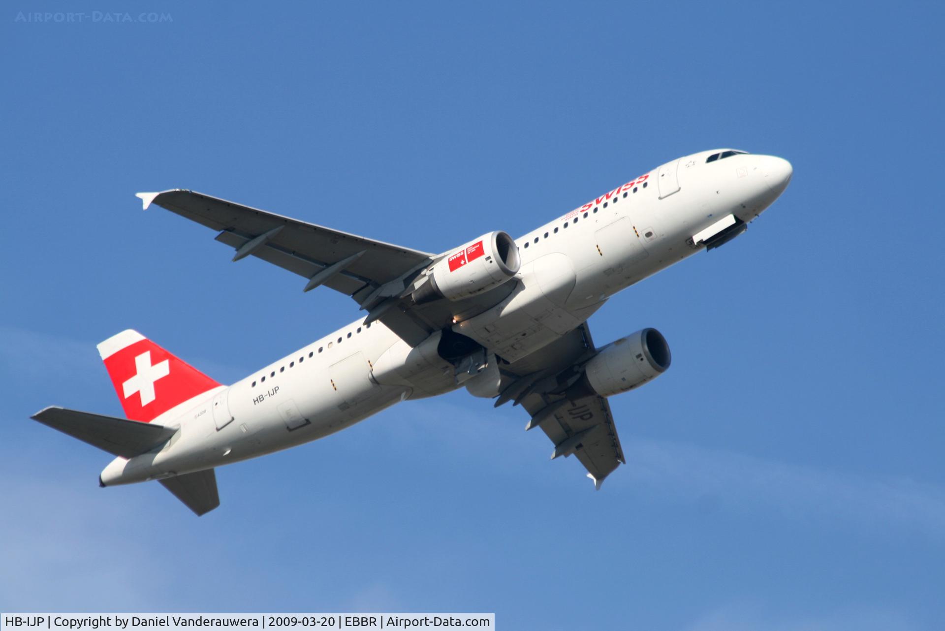 HB-IJP, 1997 Airbus A320-214 C/N 681, taking off from rwy 07R