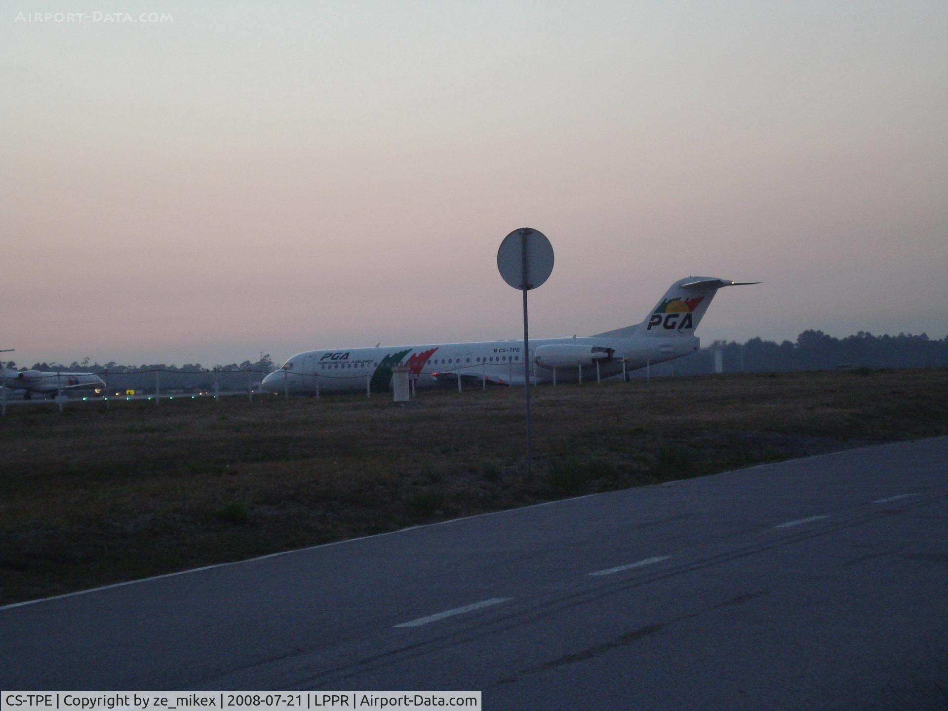 CS-TPE, 1991 Fokker 100 (F-28-0100) C/N 11342, Portugalia taking of from Oporto airport.