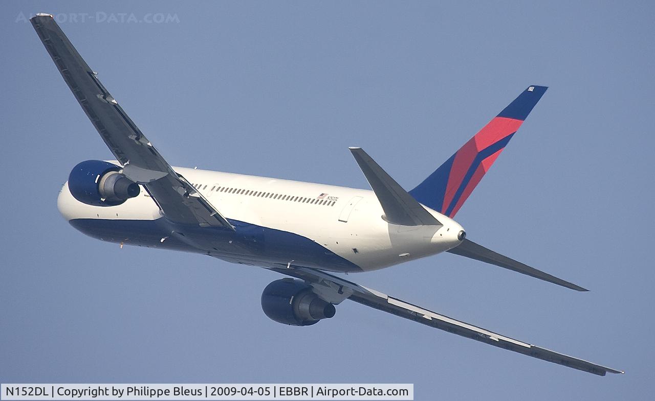 N152DL, 1990 Boeing 767-3P6 C/N 24984, Sharp turn on departure route from rwy 25R.
