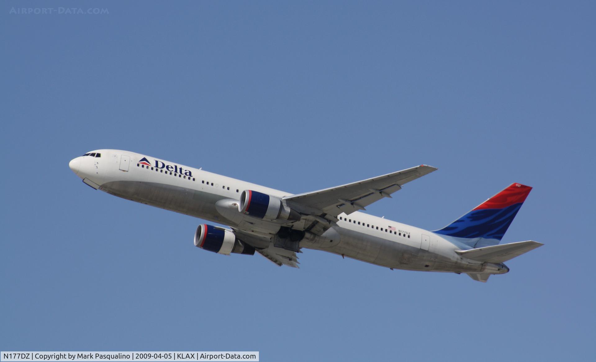 N177DZ, 1999 Boeing 767-332 C/N 29698, Boeing 767-300