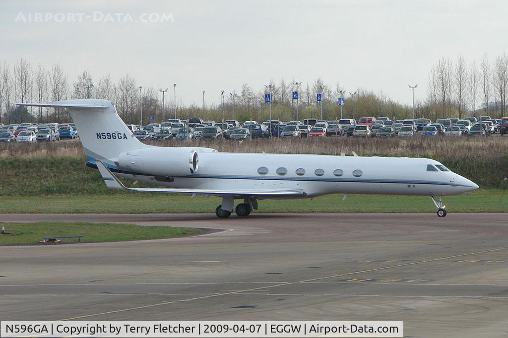N596GA, 2000 Gulfstream Aerospace G-V C/N 596, Gulf V leaving Luton