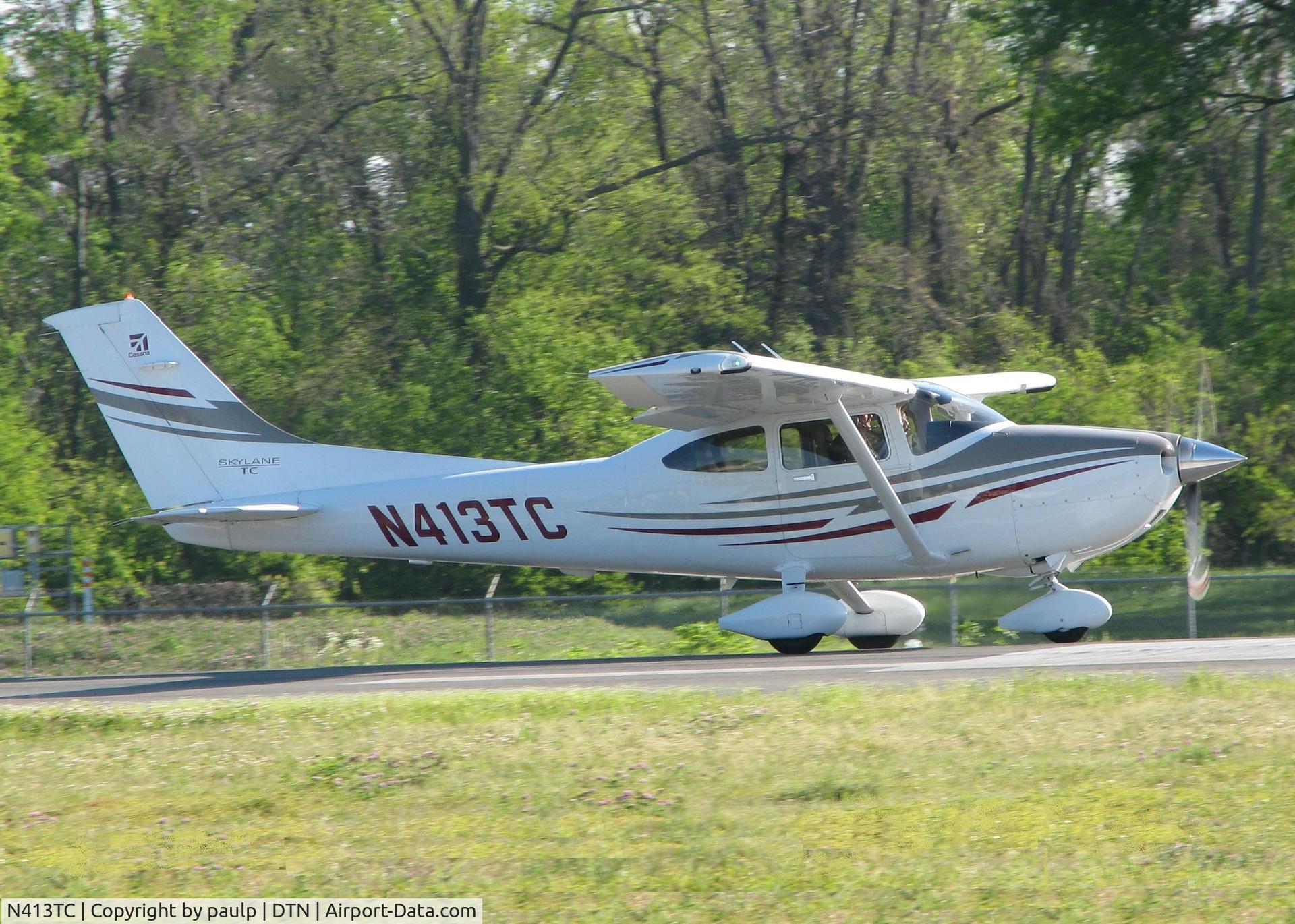 N413TC, 2005 Cessna T182T Turbo Skylane C/N T18208423, Rolling for take off at Downtown Shreveport.