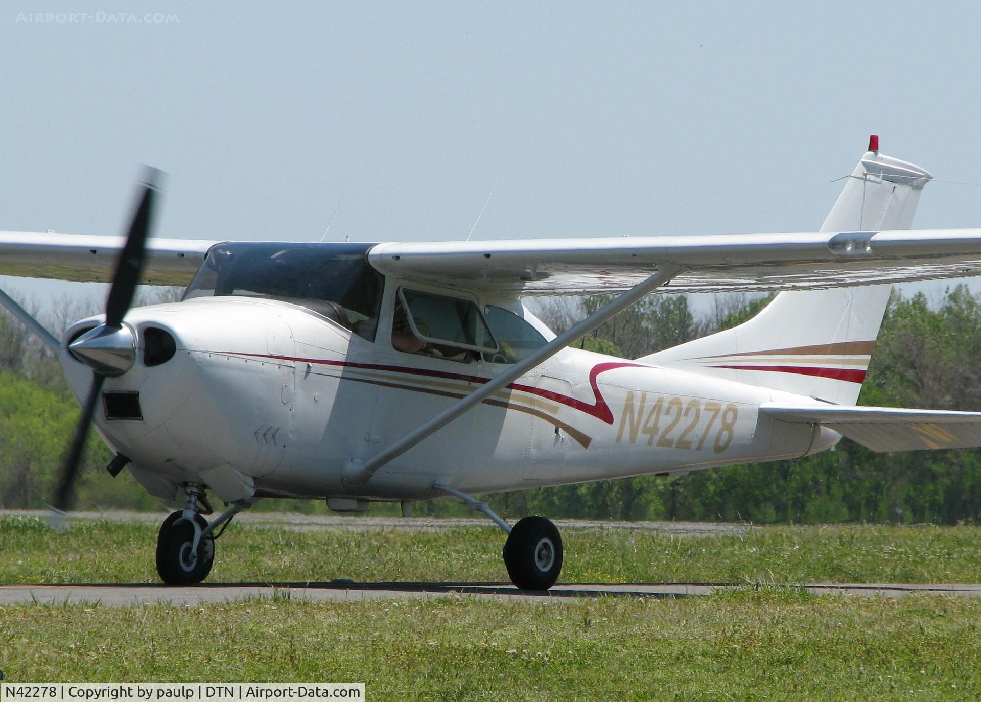 N42278, Cessna 182L Skylane C/N 18258939, At Downtown Shreveport.