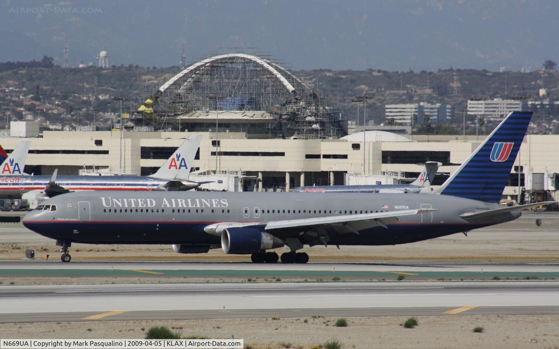 N669UA, 1999 Boeing 767-322 C/N 30025, Boeing 767-300
