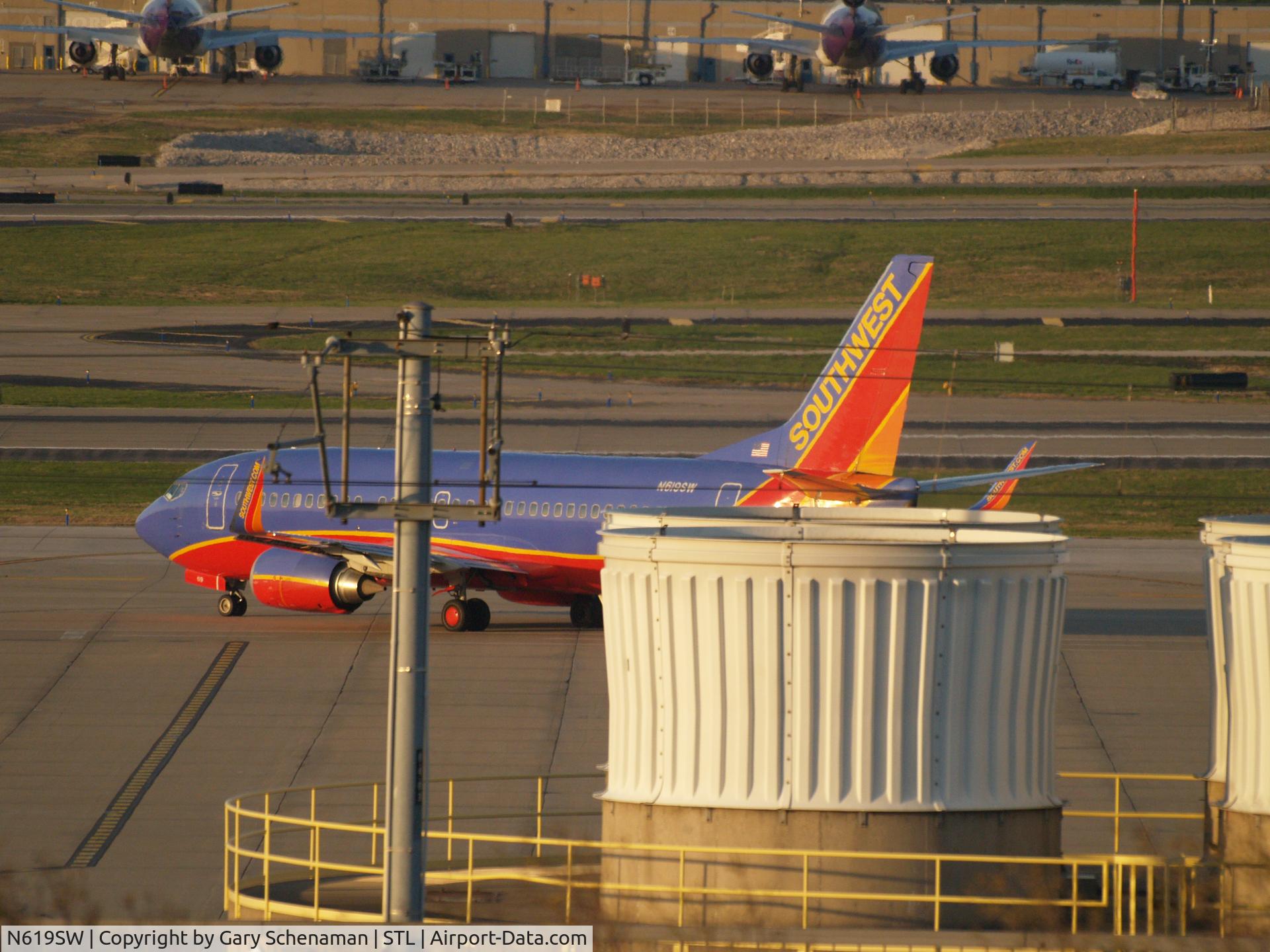 N619SW, 1995 Boeing 737-3H4 C/N 28035, HEADING TO RUNWAY