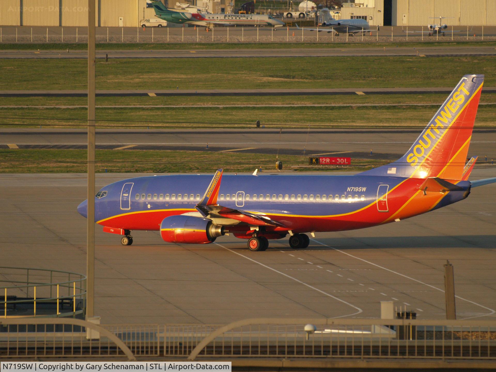N719SW, 1998 Boeing 737-7H4 C/N 27853, HEADING TO RUNWAY
