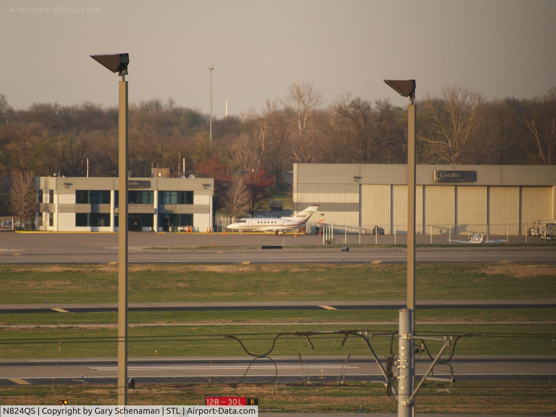 N824QS, 2001 Raytheon Hawker 800XP C/N 258523, ON TARMAC