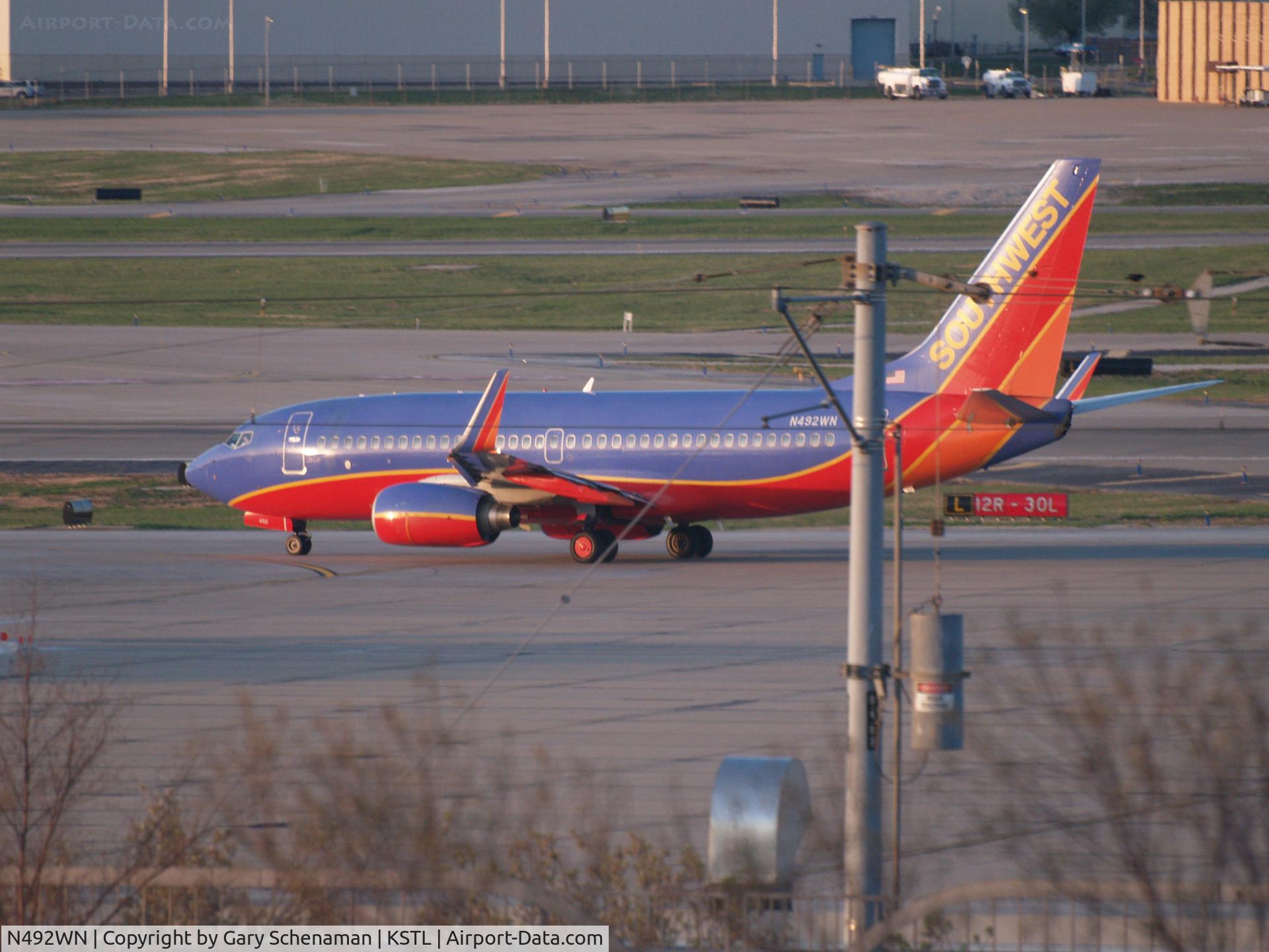 N492WN, 2004 Boeing 737-7H4 C/N 33866, HEADING TO RUNWAY
