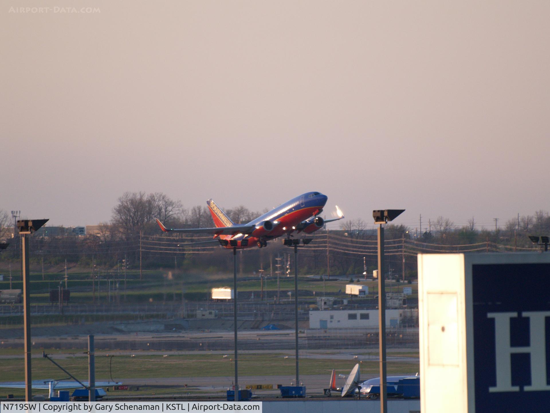N719SW, 1998 Boeing 737-7H4 C/N 27853, JUST AFTER TAKEOFF, GEAR UP