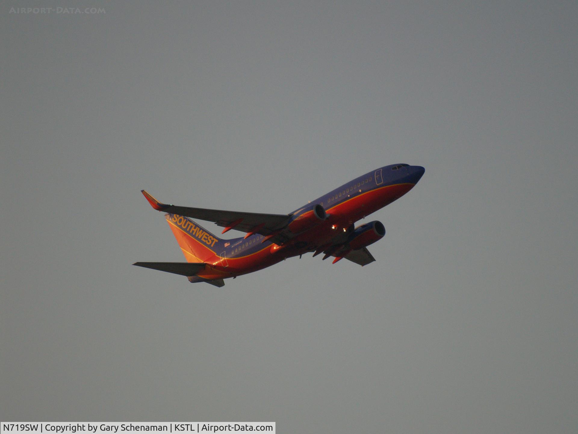 N719SW, 1998 Boeing 737-7H4 C/N 27853, JUST AFTER TAKEOFF, GEAR UP