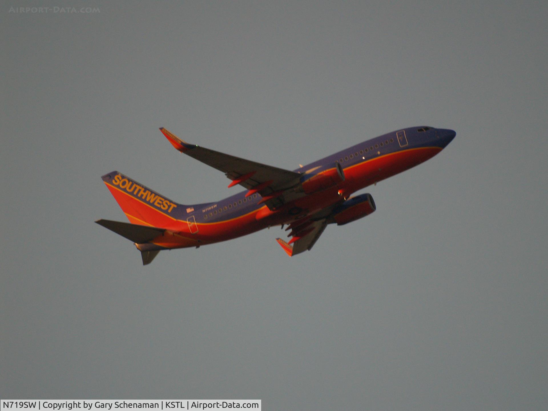 N719SW, 1998 Boeing 737-7H4 C/N 27853, JUST AFTER TAKEOFF