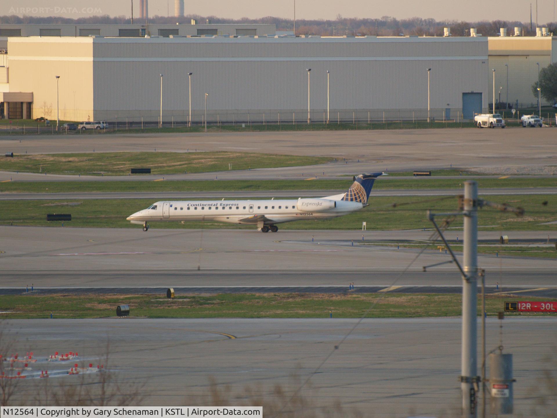 N12564, 2002 Embraer ERJ-145LR (EMB-145LR) C/N 145618, HEADING TO TERMINAL