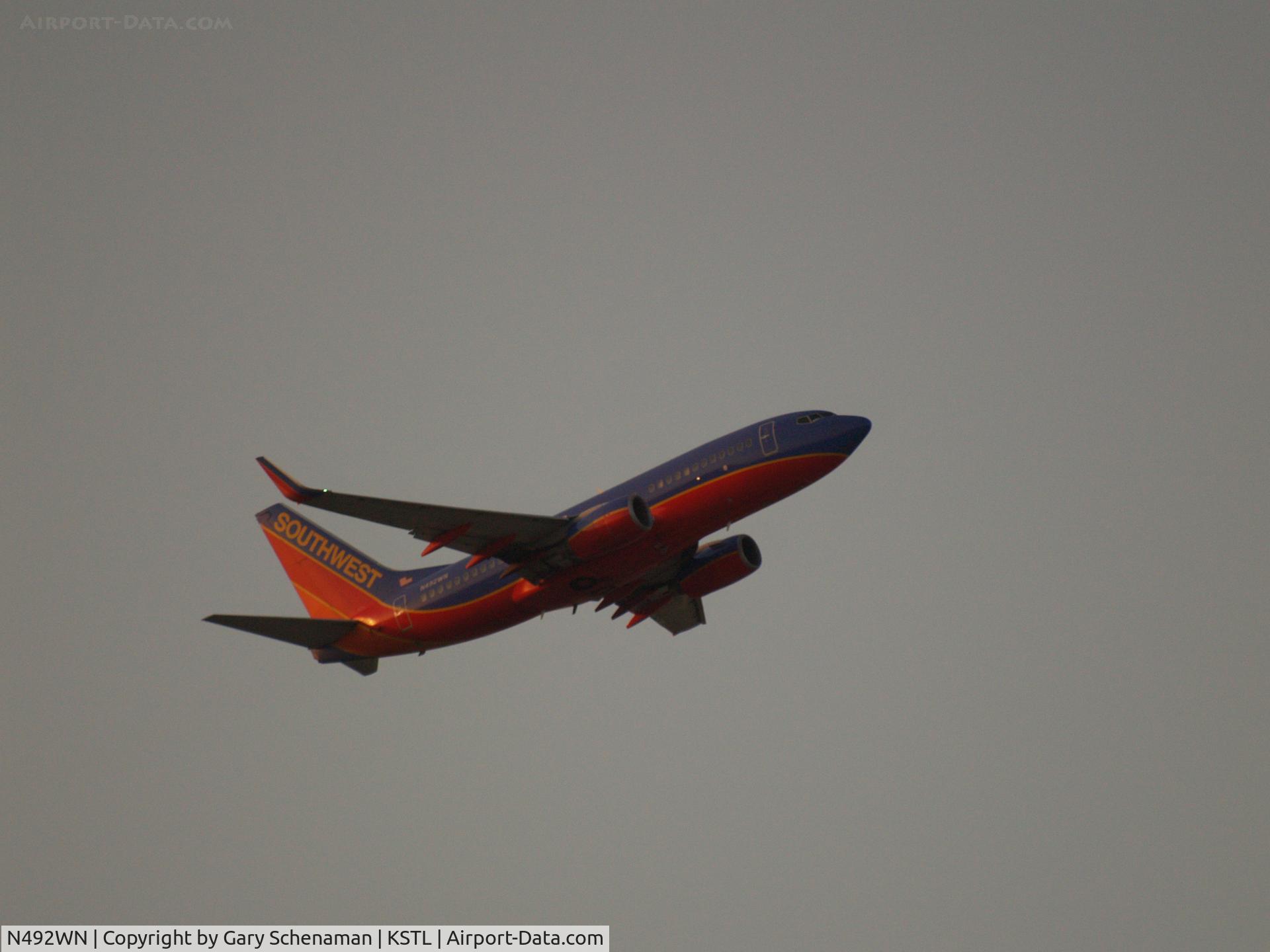 N492WN, 2004 Boeing 737-7H4 C/N 33866, JUST AFTER TAKEOFF