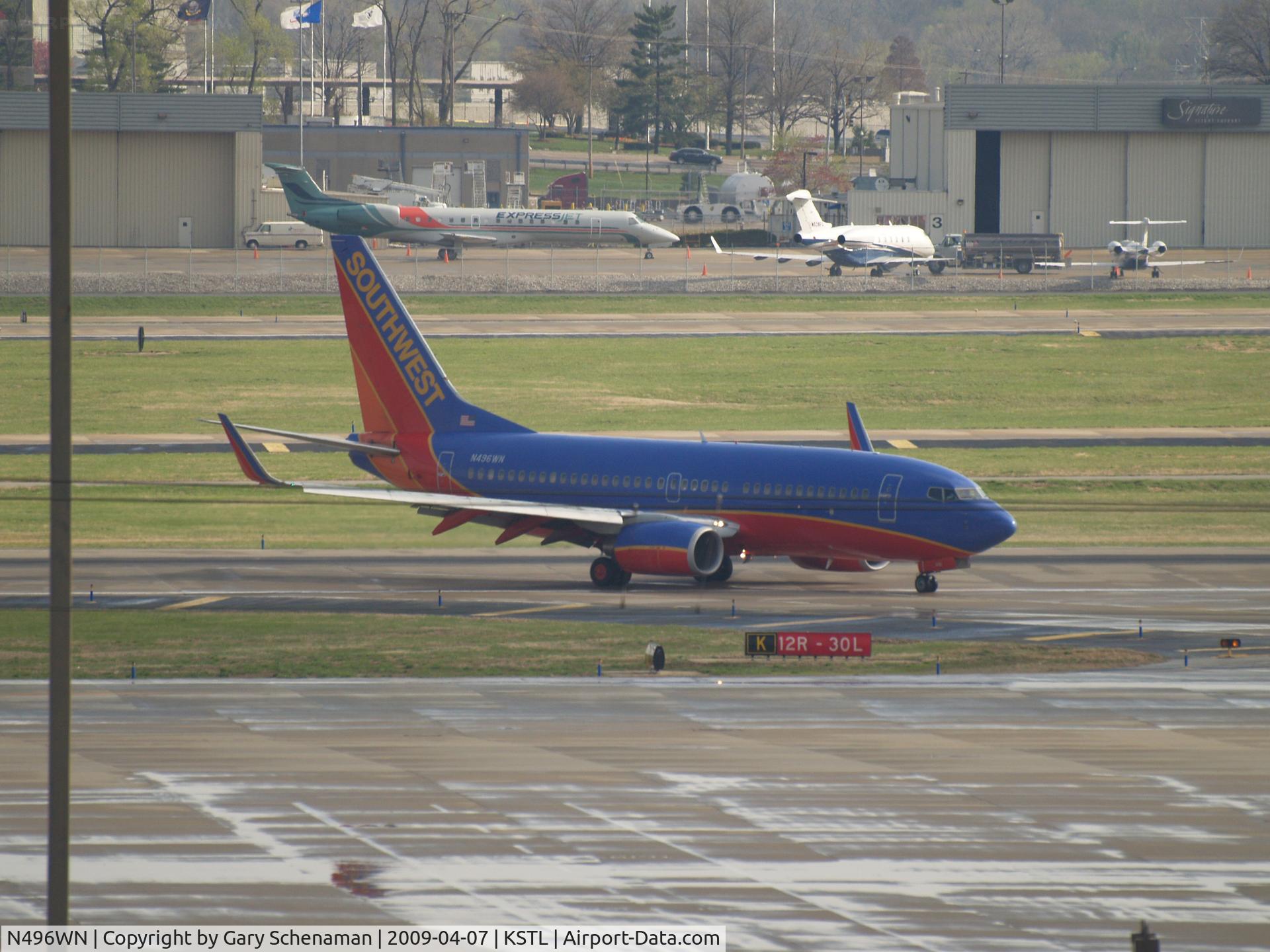 N496WN, 2004 Boeing 737-7H4 C/N 32478, HEADING TO TERMINAL