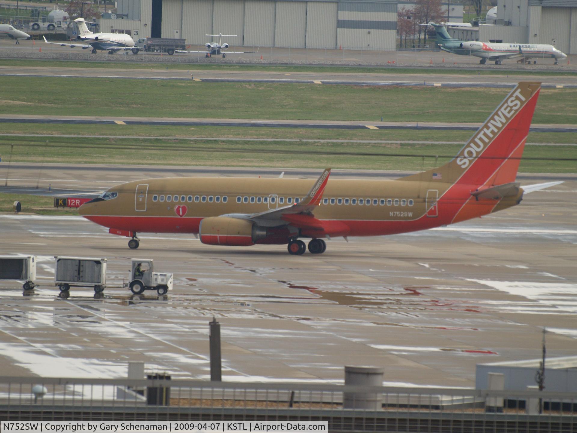 N752SW, 1999 Boeing 737-7H4 C/N 29804, HEADING TO RUNWAY