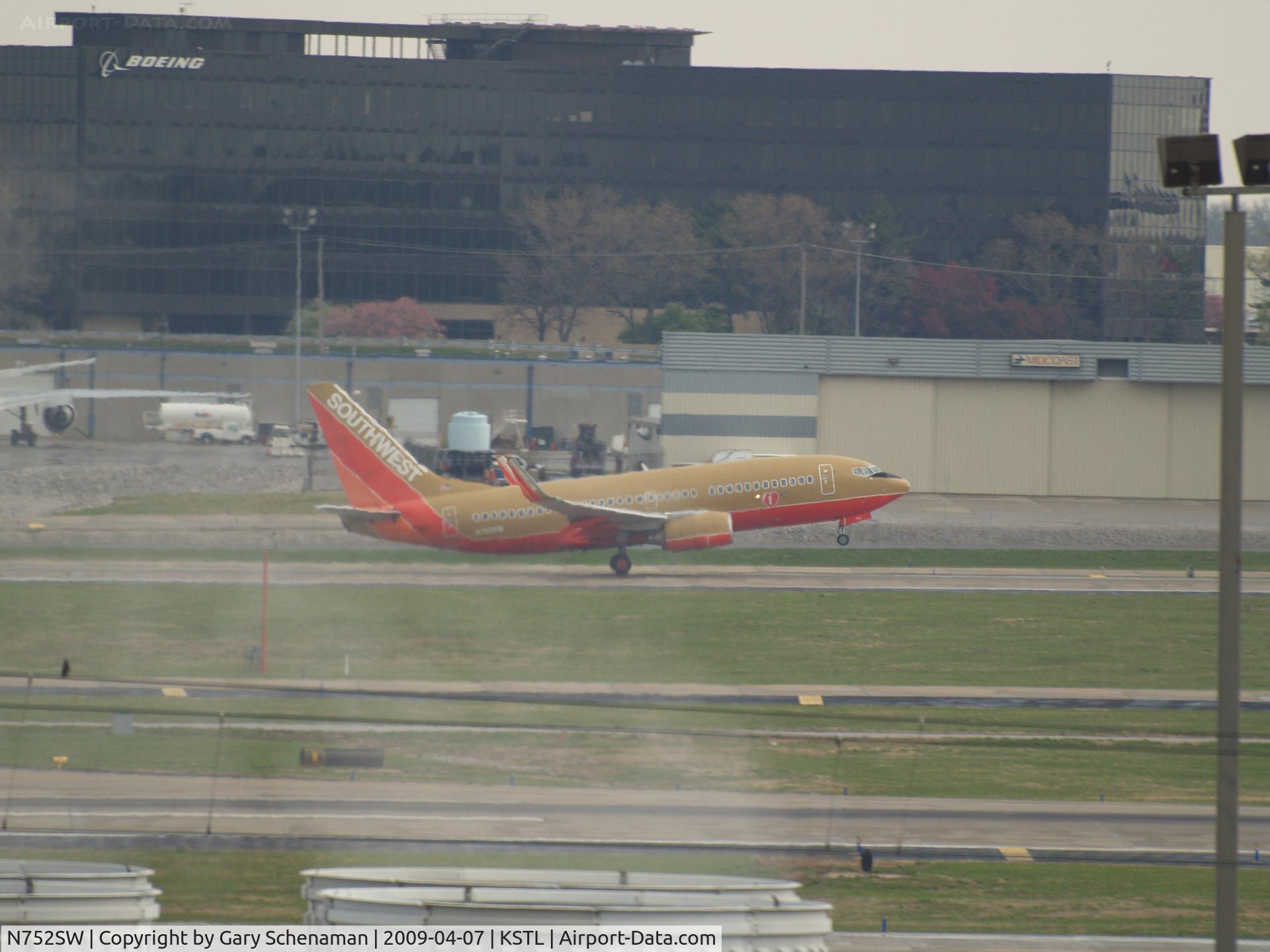 N752SW, 1999 Boeing 737-7H4 C/N 29804, JUST AFTER TAKEOFF