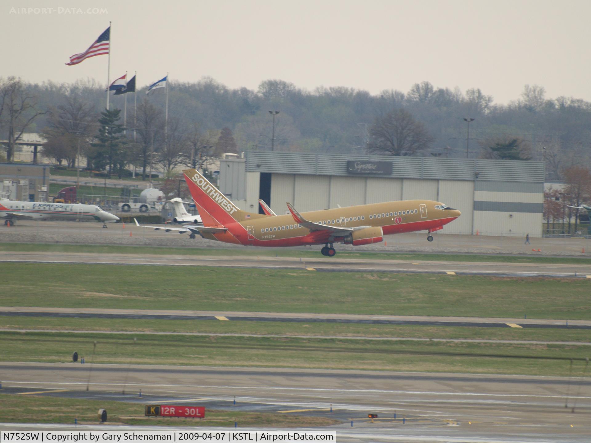 N752SW, 1999 Boeing 737-7H4 C/N 29804, JUST AFTER TAKEOFF