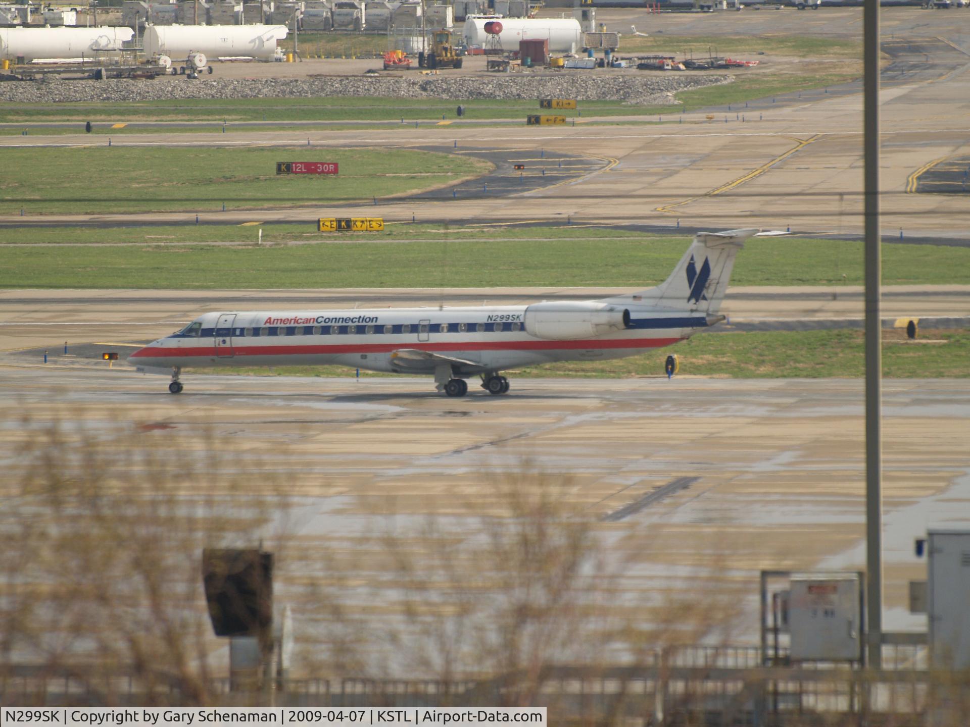 N299SK, 2001 Embraer ERJ-140LR (EMB-135KL) C/N 145532, HEADING TOWARD RUNWAY