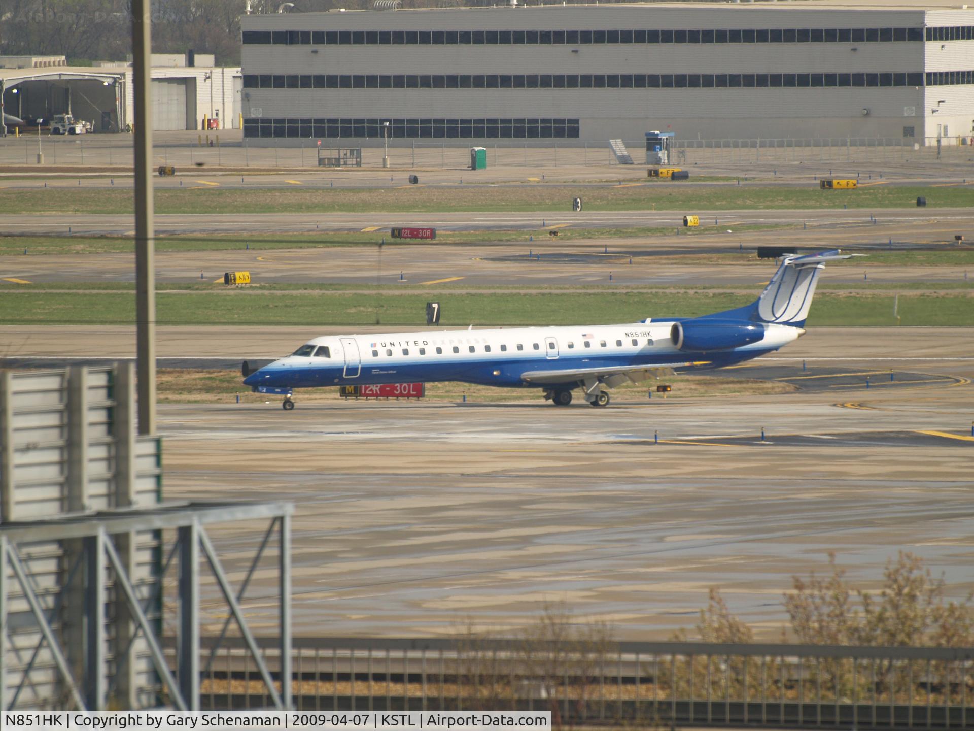 N851HK, 2000 Embraer EMB-145LR C/N 145340, HEADING TO TERMINAL