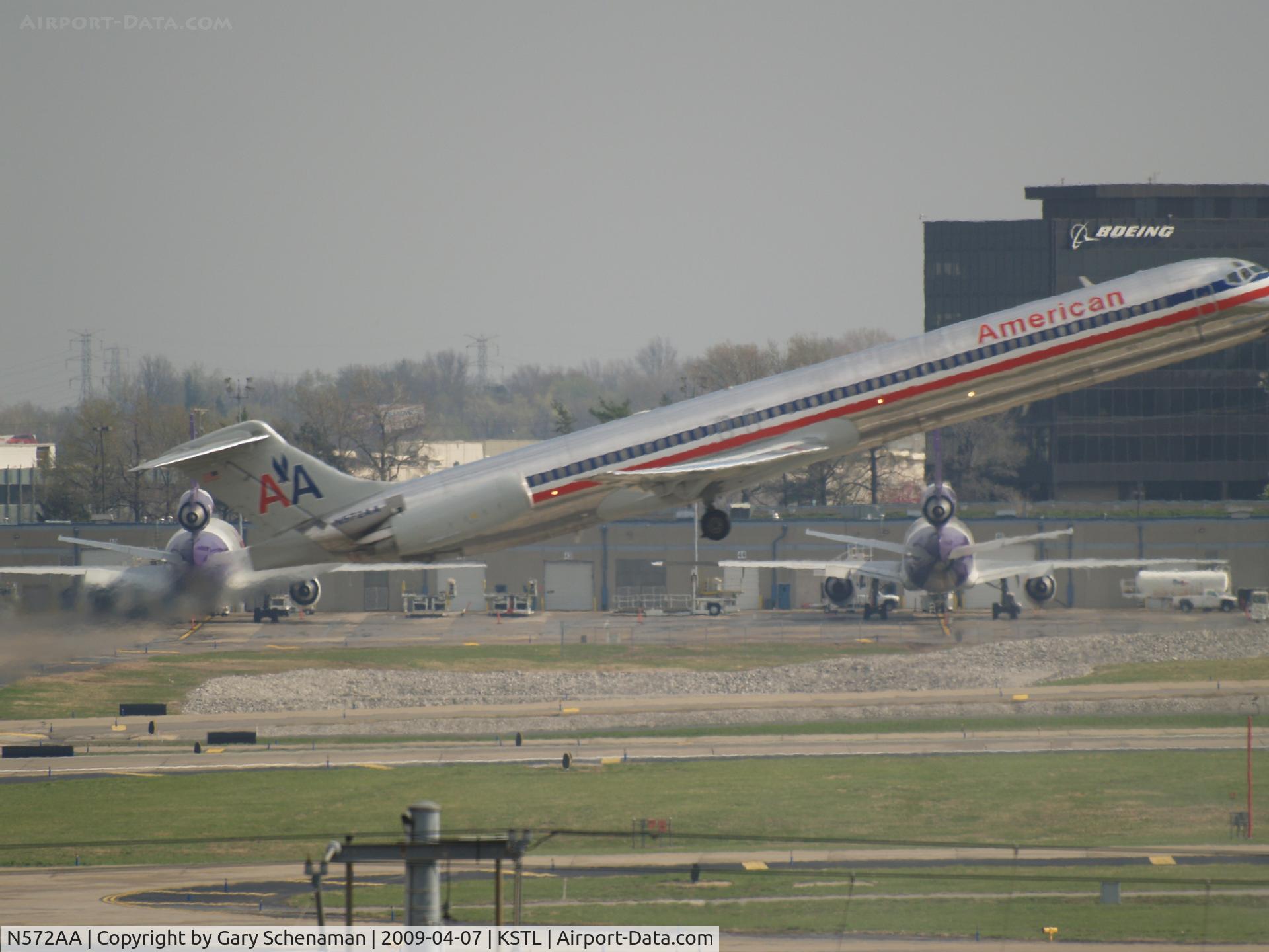 N572AA, 1987 McDonnell Douglas MD-83 (DC-9-83) C/N 49458, TAKEOFF