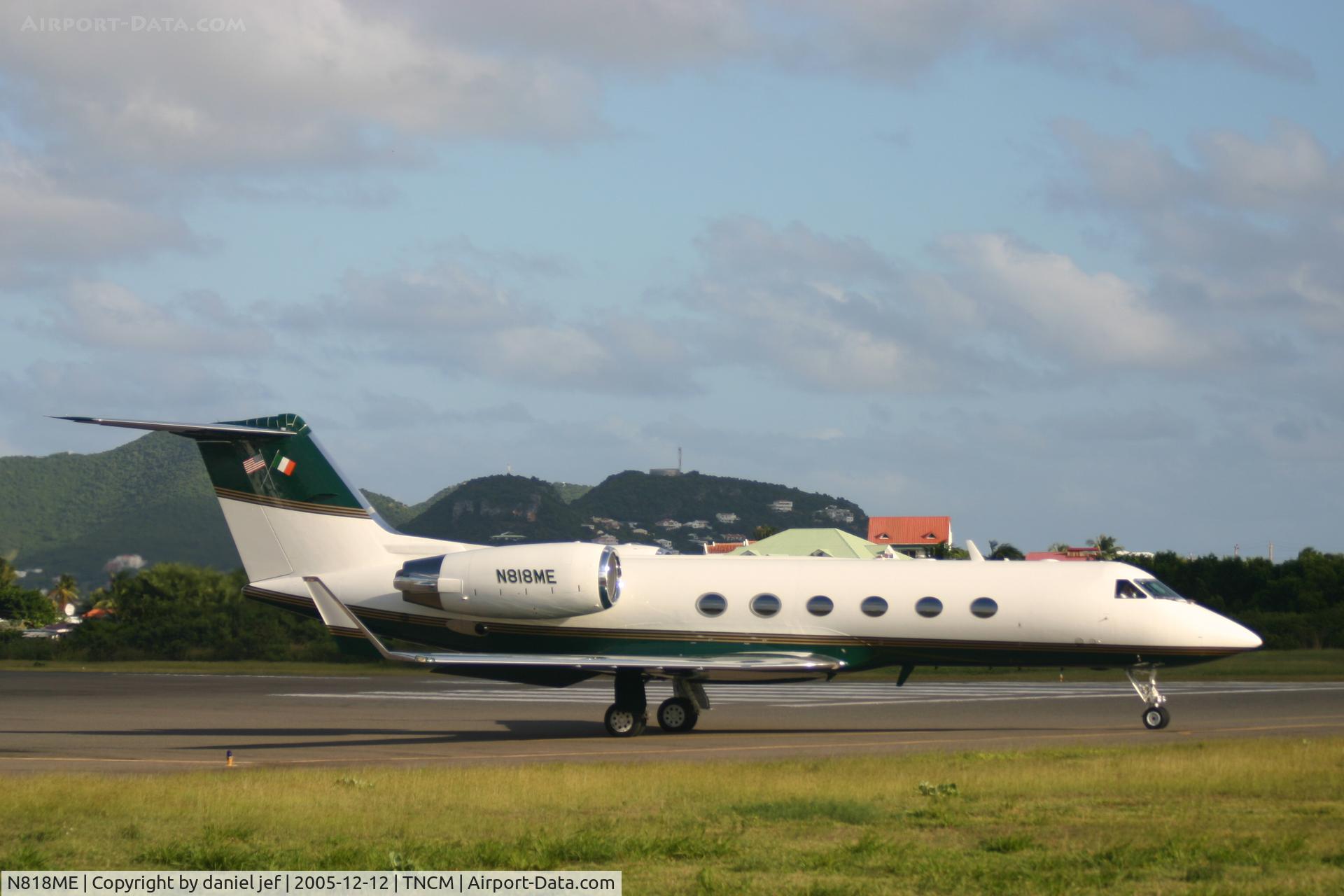 N818ME, 2000 Gulfstream Aerospace G-IV C/N 1431, taxing runway 09