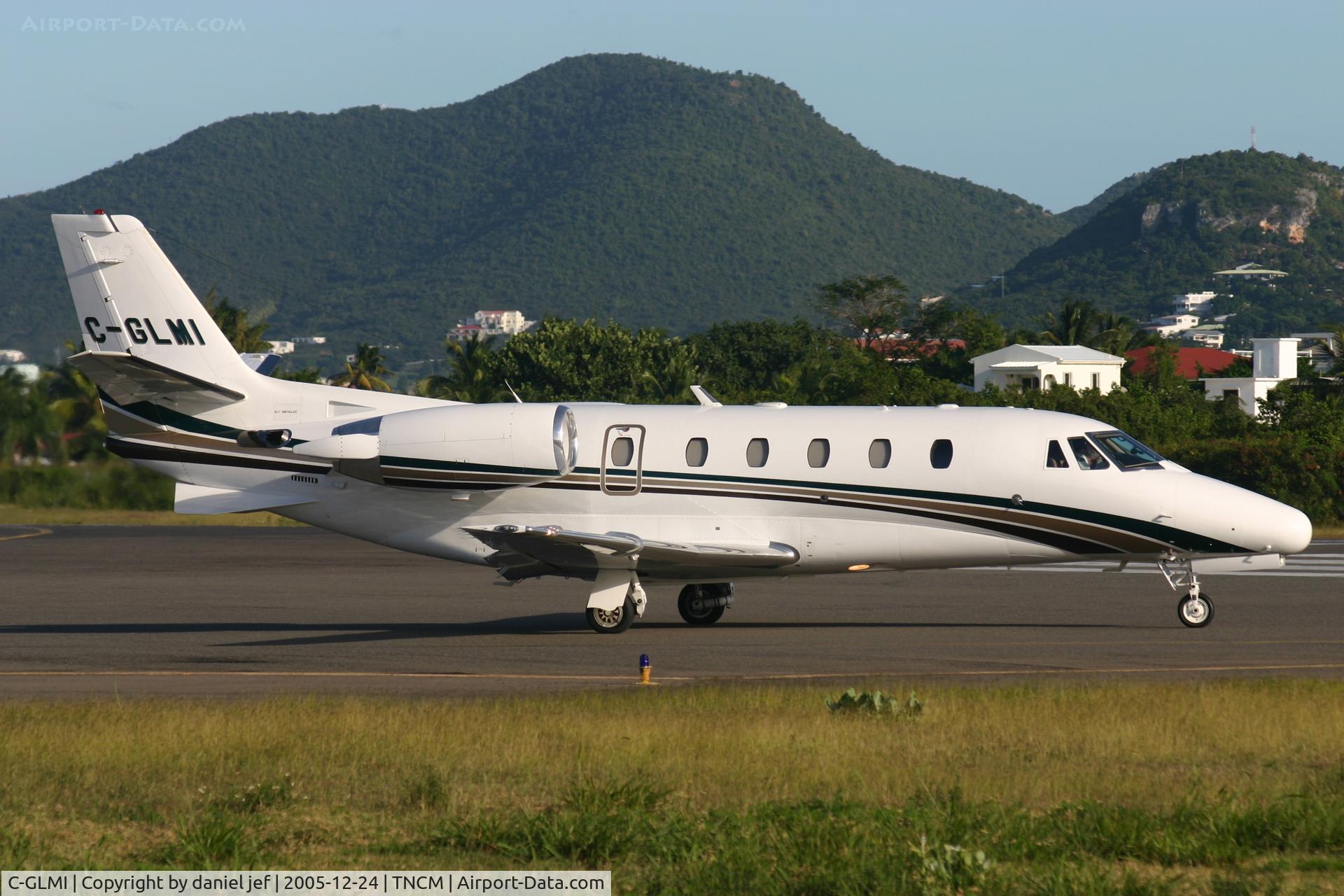 C-GLMI, 2000 Cessna 560XL Citation Excel C/N 560-5097, taxing runway 09