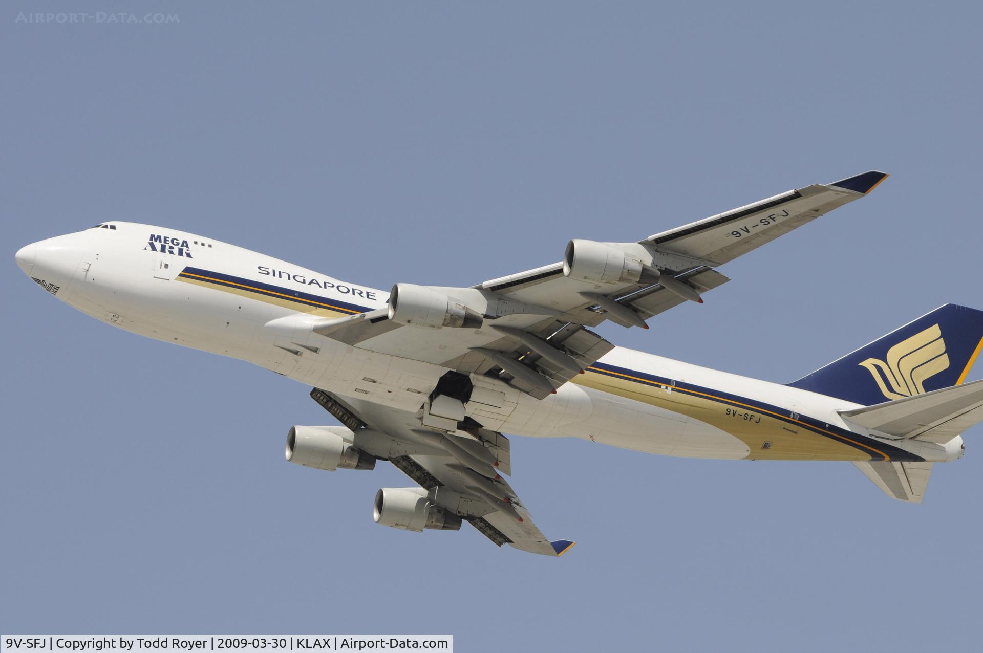 9V-SFJ, 2001 Boeing 747-412F/SCD C/N 26559, Departing LAX on 25R