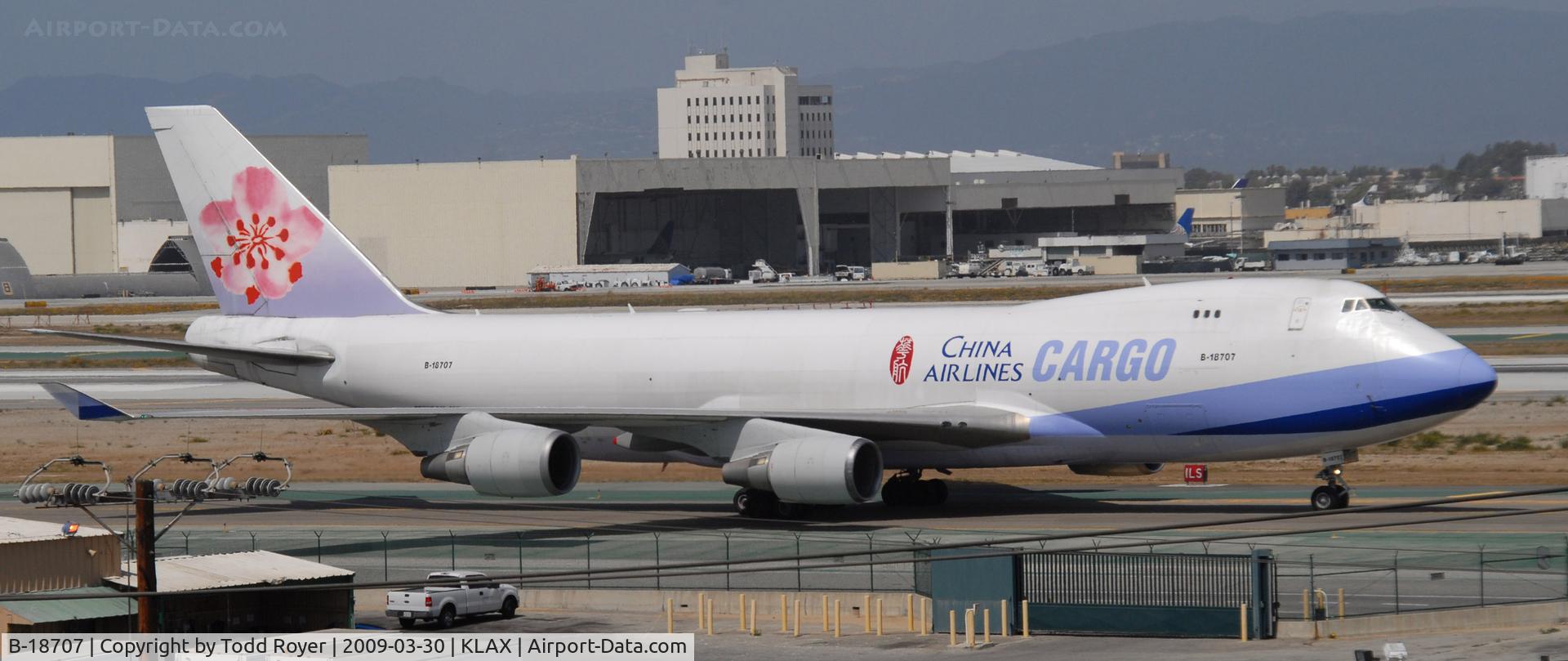 B-18707, 2001 Boeing 747-409F/SCD C/N 30764, Taxi to gate