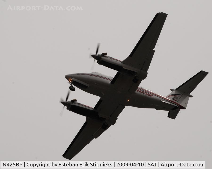 N425BP, 2001 Raytheon B200 King Air C/N BB-1773, On final 03 SAT Good Friday