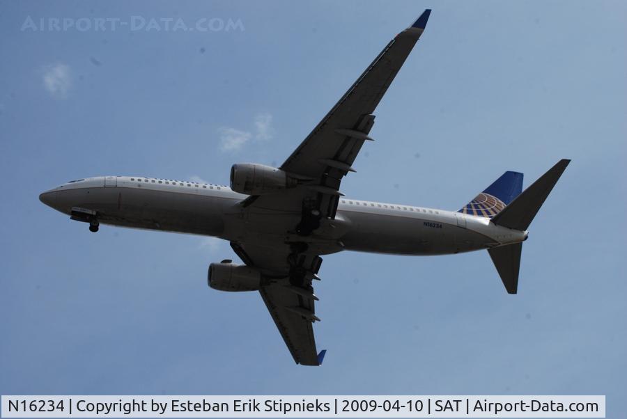 N16234, 1999 Boeing 737-824 C/N 28946, Short Final 03 overflying shopping center parking lot a mile way