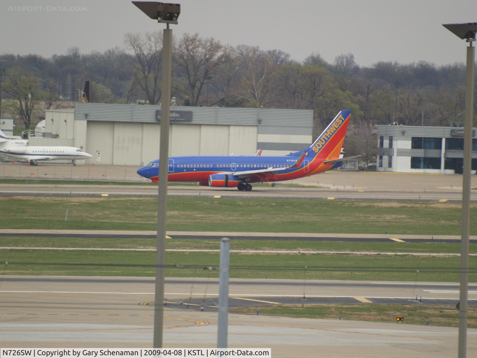 N726SW, 1999 Boeing 737-7H4 C/N 27858, JUST LANDED AT ST. lOUIS