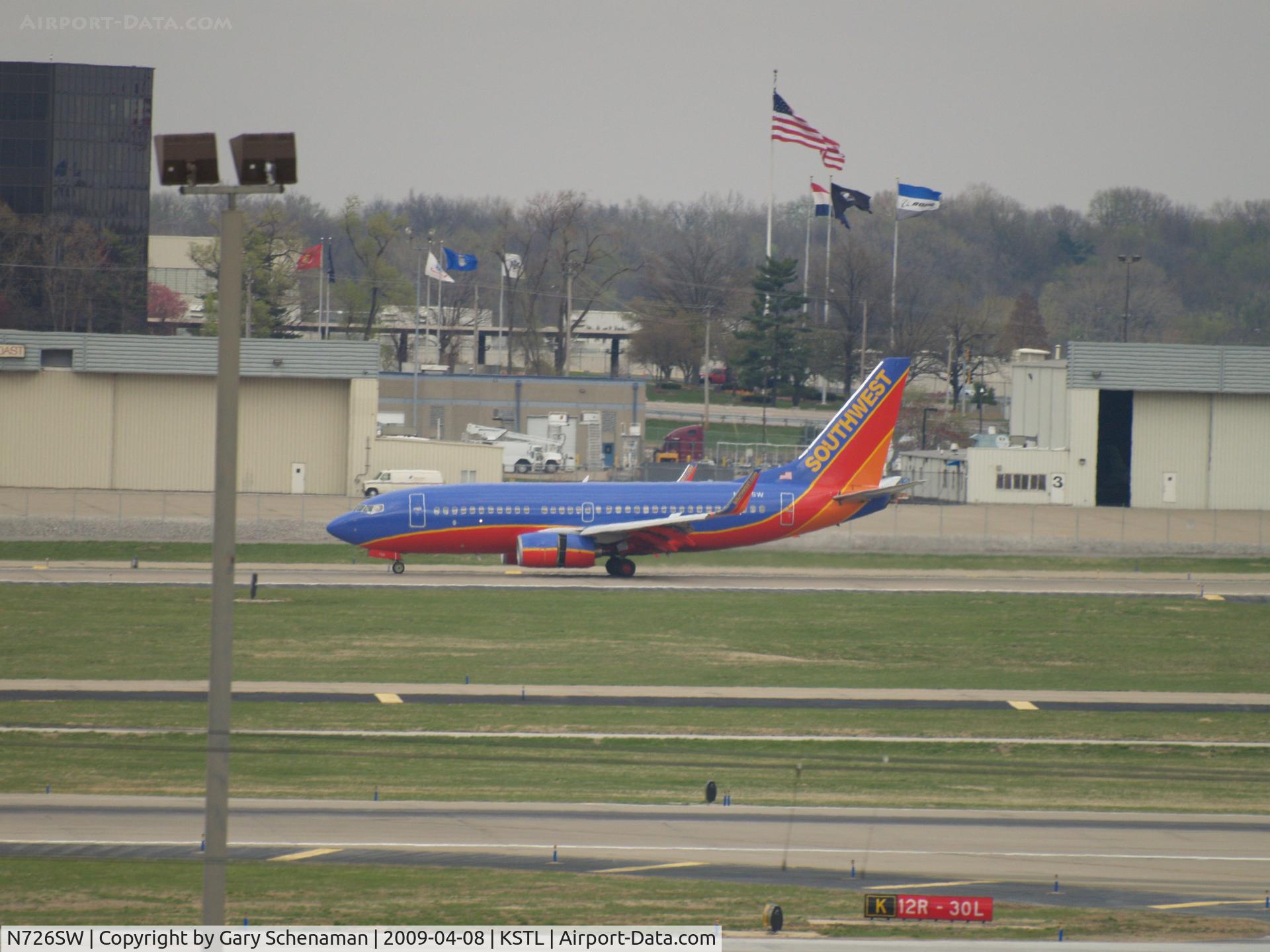 N726SW, 1999 Boeing 737-7H4 C/N 27858, JUST LANDED AT ST. lOUIS