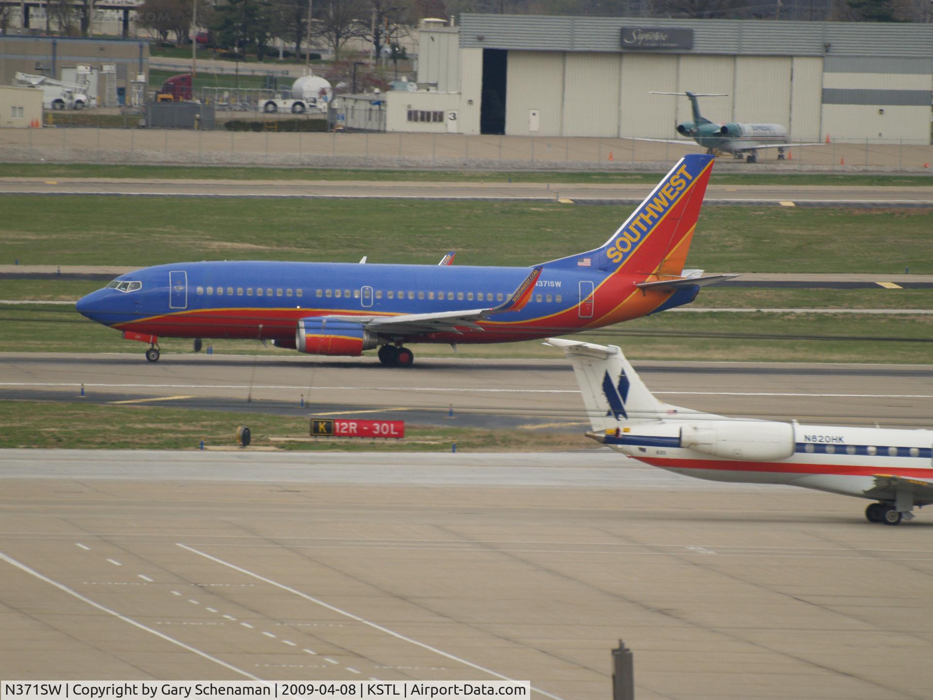 N371SW, 1993 Boeing 737-3H4 C/N 26598, TAKING OFF AT ST. LOUIS