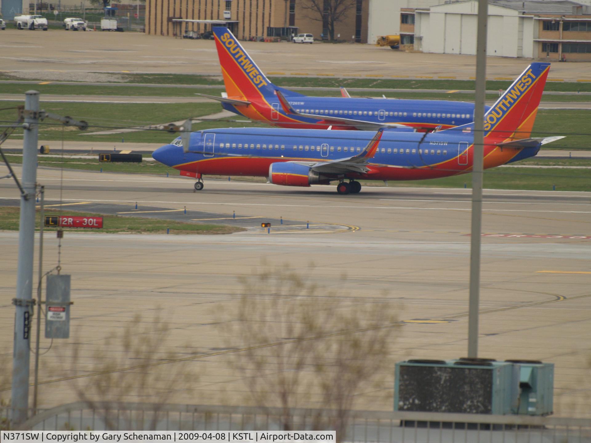 N371SW, 1993 Boeing 737-3H4 C/N 26598, TAKING OFF AT ST. LOUIS