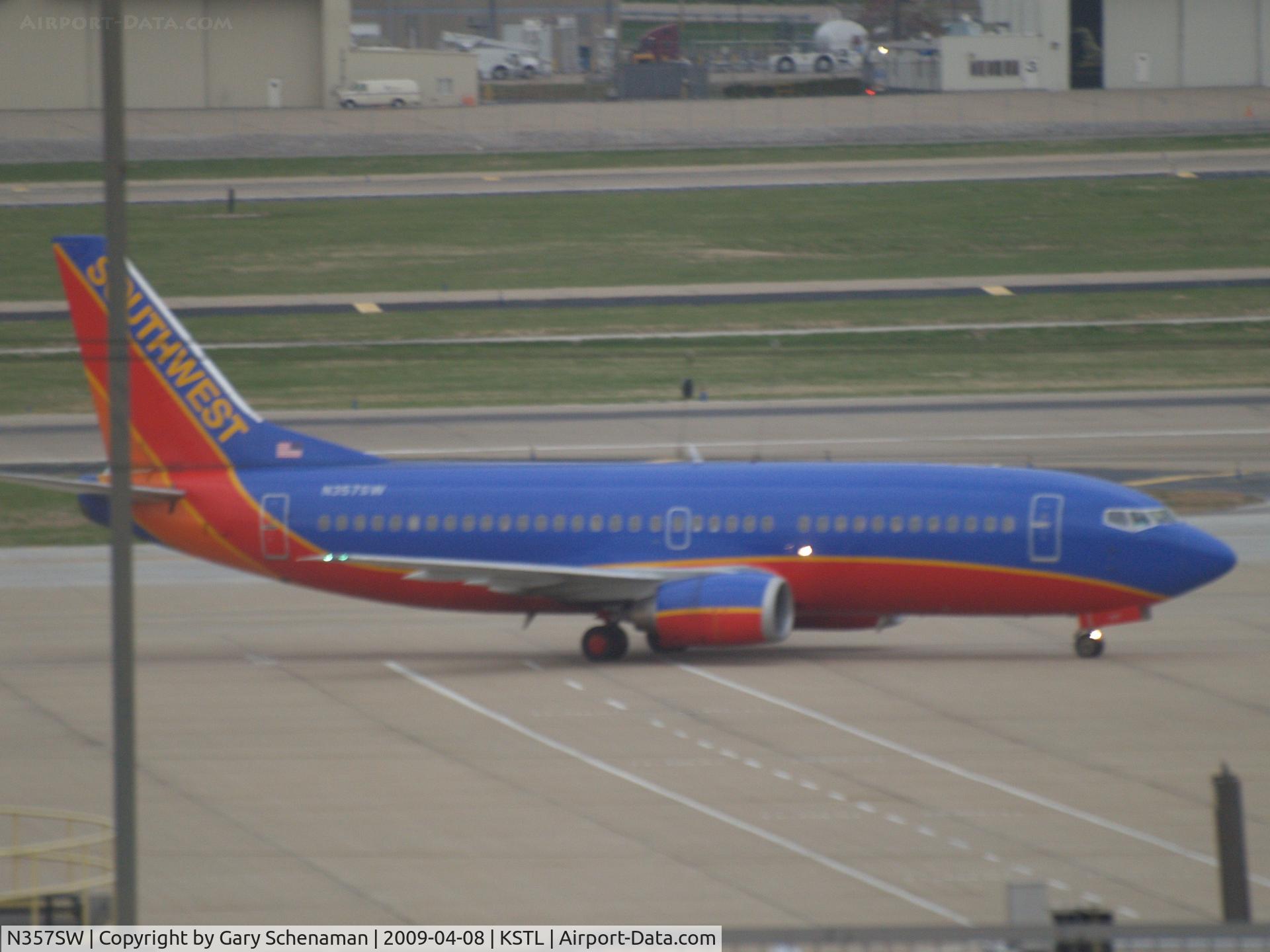 N357SW, 1992 Boeing 737-3H4 C/N 26594, HEADING TO TERMINAL
