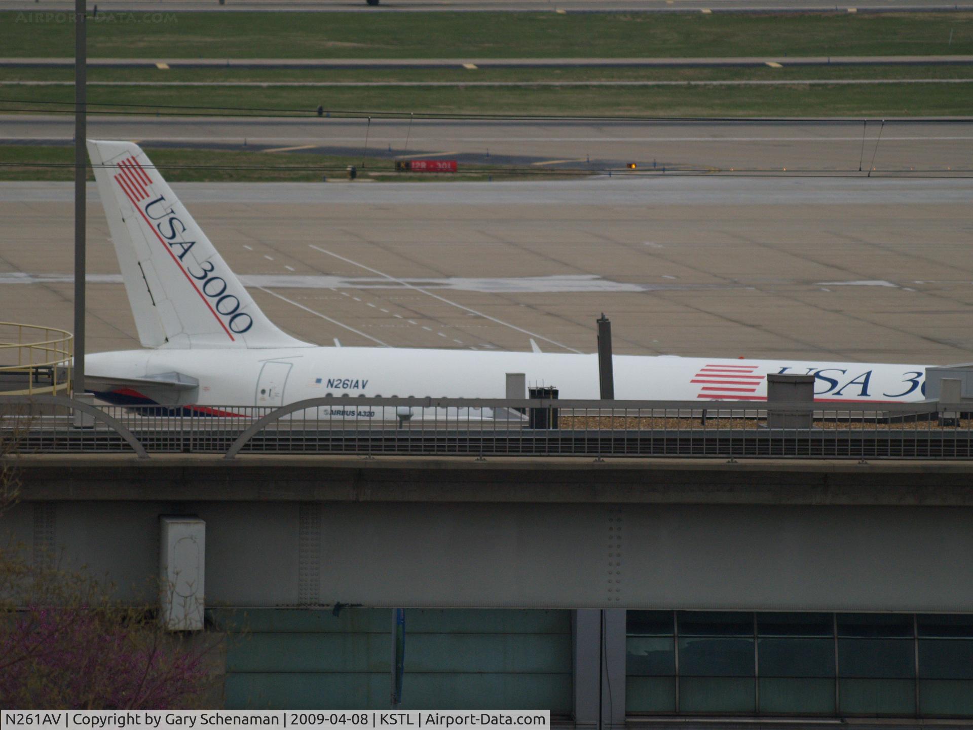 N261AV, 2001 Airbus A320-214 C/N 1615, AT TERMINAL
